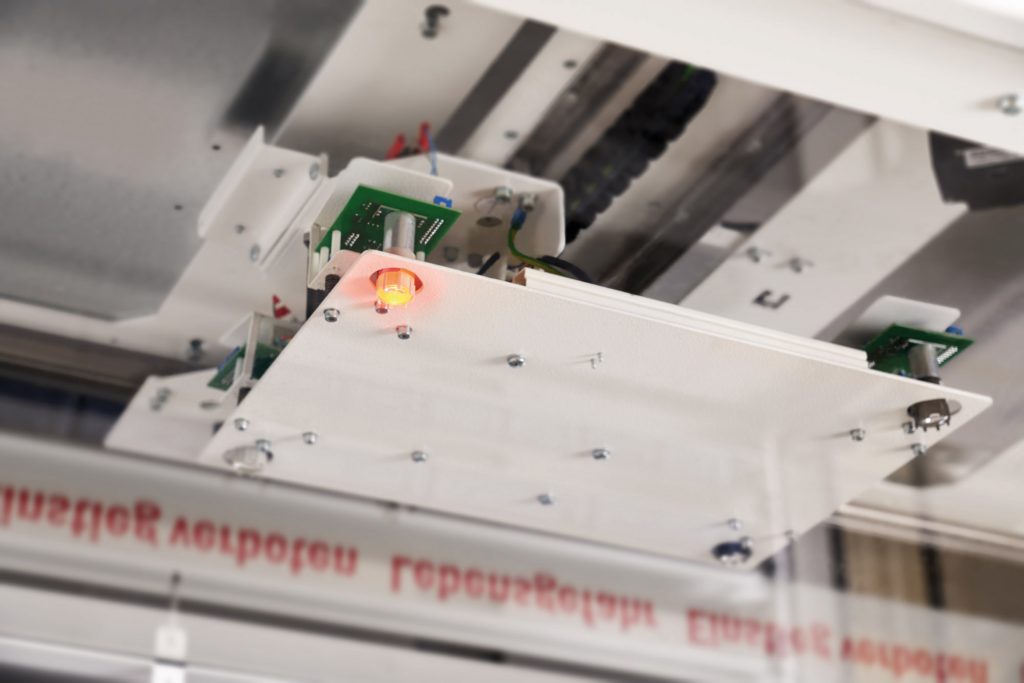 Robot cartesiano del sistema pick-to-light di Incaricotech dotato di 4 luci LED per il supporto delle operazioni di picking.