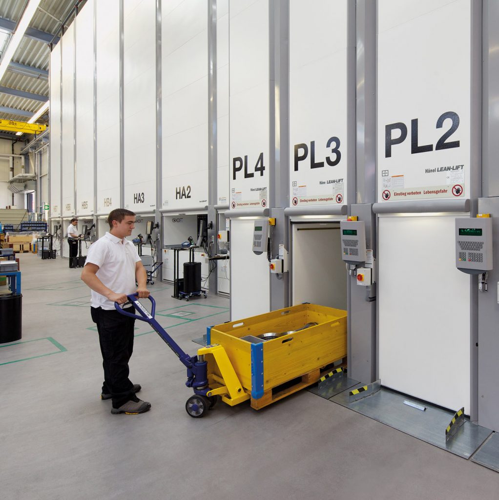 Stoccaggio pallet all’interno dei magazzini verticali automatici Incaricotech con carrello manuale