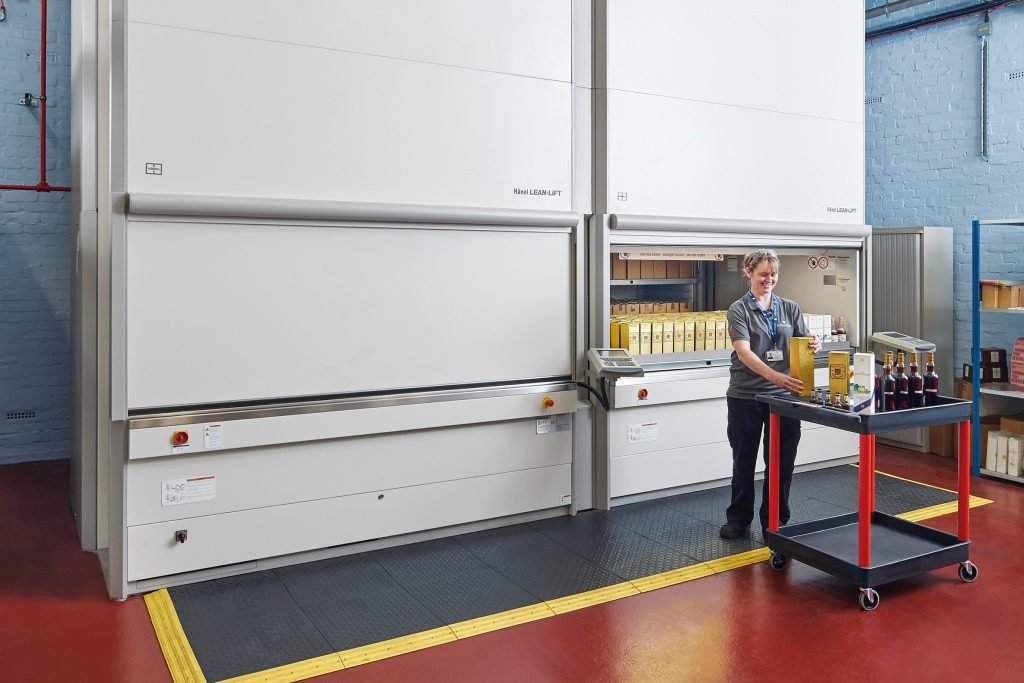 Magazzino verticale Lean-Lift(R) dotato di porta con chiusura automatica