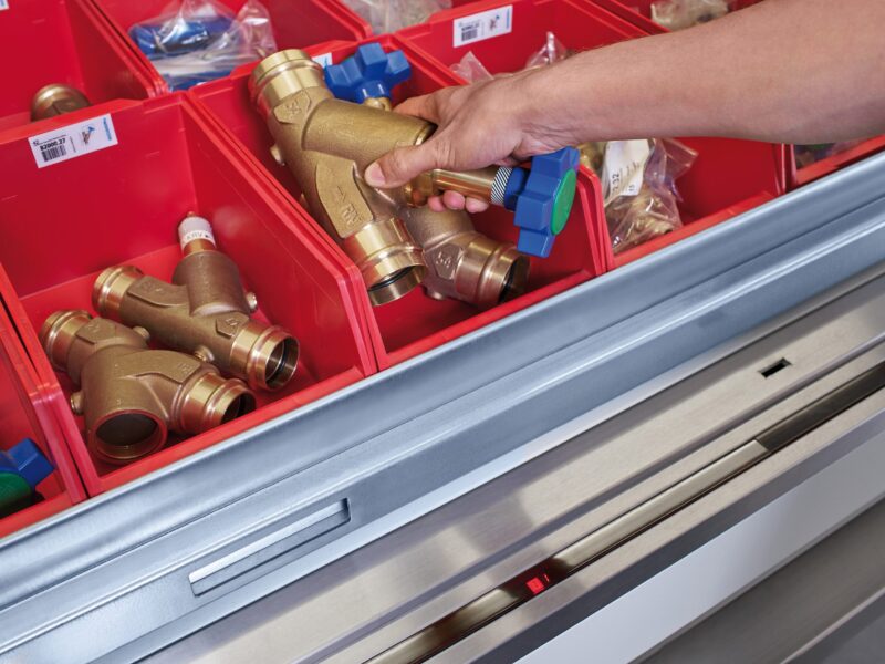 Stoccaggio raccordi valvole e pezzi idraulici nel magazzino verticale