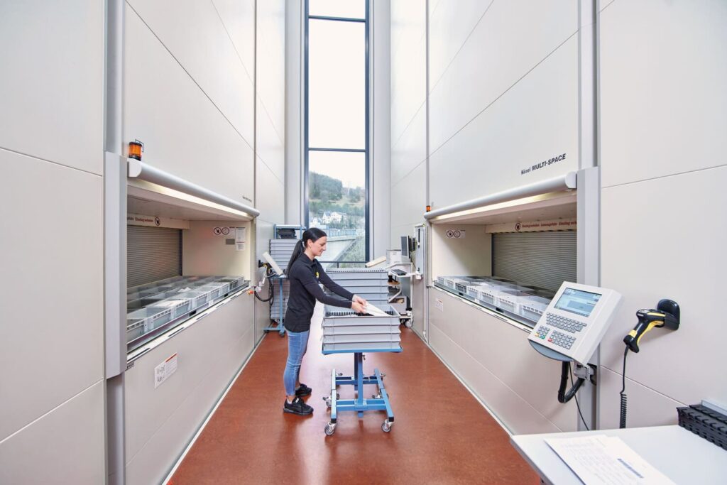 Lavoro su Commessa: La Guida Definitiva all’Ottimizzazione Logistica con WMS e Magazzini Verticali