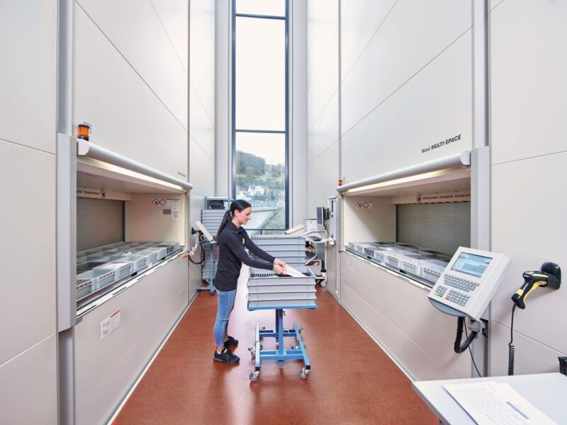 Lavoro su Commessa: La Guida Definitiva all'Ottimizzazione Logistica con WMS e Magazzini Verticali